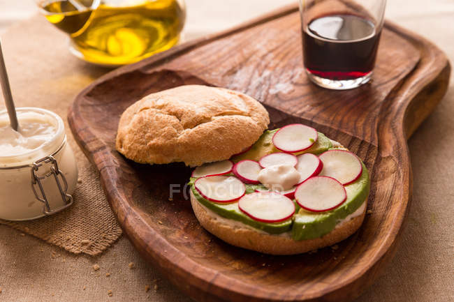 Sandwich con verduras frescas - foto de stock