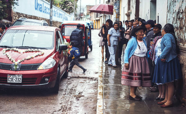 Ayacucho, Peru - 30. Dezember 2016: Hochzeitsgäste stehen auf dem Bürgersteig — Stockfoto