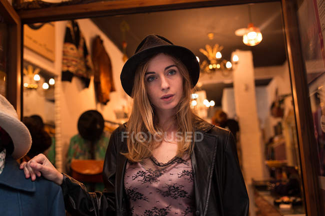 Молодая модная девушка в черной шляпе отворачивается — стоковое фото