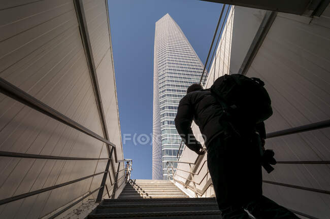Mann steigt Treppe hinauf, um Wolkenkratzer zu beeilen — Stockfoto