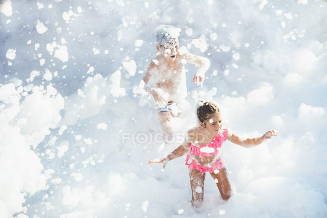 Crianças brincando em espuma — Fotografia de Stock