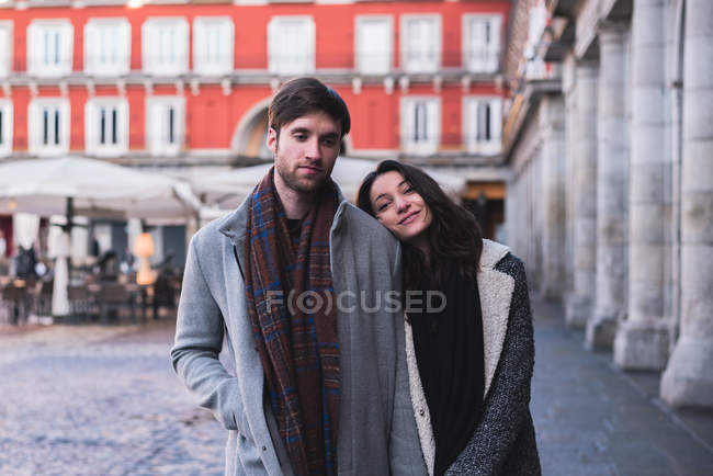 Gioiosa coppia in posa sulla macchina fotografica in piazza della città — Foto stock