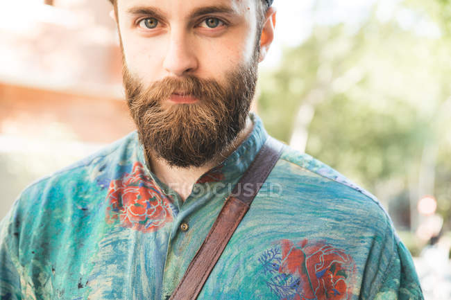 Retrato de homem barbudo olhando para a câmera na cena da rua — Fotografia de Stock