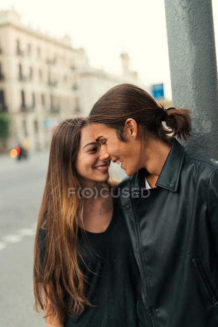Retrato de pareja sensual inclinándose el uno al otro en la escena callejera - foto de stock