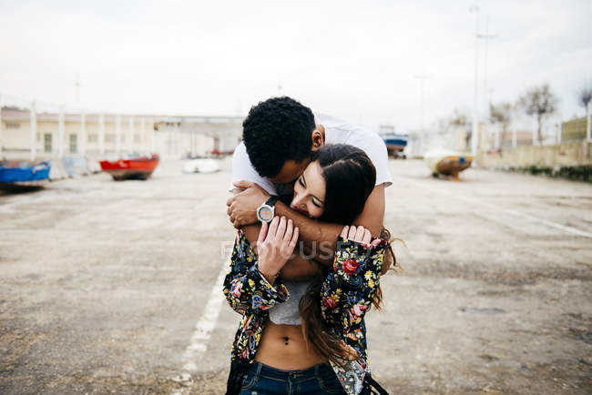 Cheerful couple embracing at street — Stock Photo