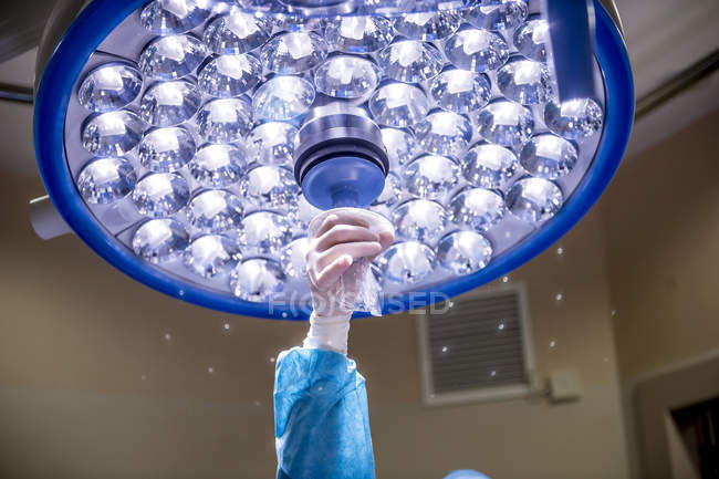 Обрезанное изображение ручной регулировки света в операционной
. — стоковое фото
