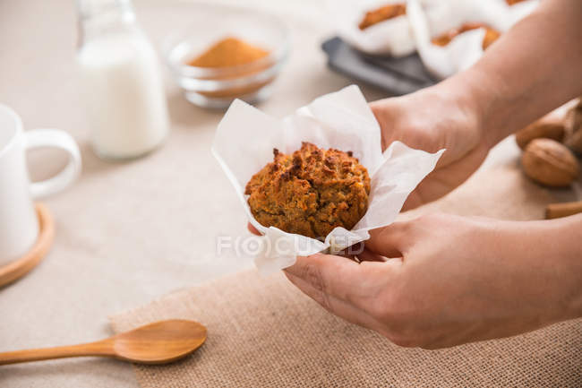 Koch nimmt frisch gebackenen Cupcake. — Stockfoto