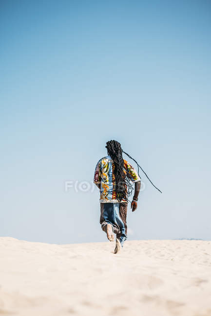 Людина ходить пустелею — стокове фото