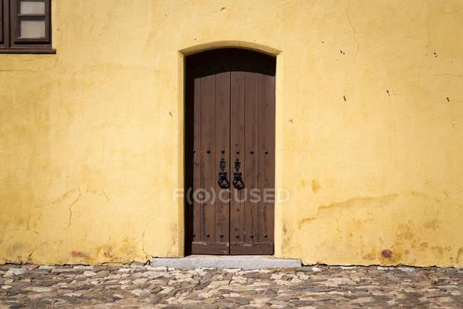 Зовнішній вигляд фасадної стіни зі старими дерев'яними дверима — стокове фото