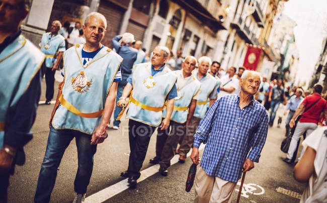 Palermo, italien - 15. juli 2016: menschen bei der parade von santa rosalia — Stockfoto
