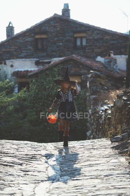 Mädchen mit Kürbiskorb läuft Straße — Stockfoto