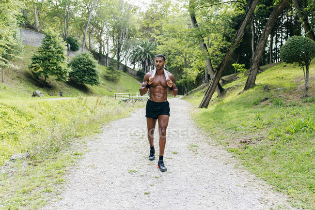 Atleta homem andando no parque — Fotografia de Stock