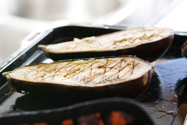 Close up view of grilled eggplants on tray — Stock Photo