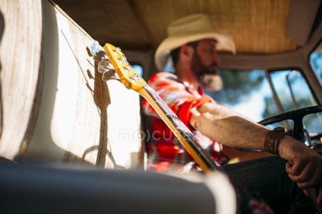 Vista de cerca del controlador de cuello bajo guitarra en van - foto de stock