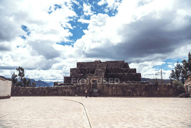 Tempio piramidale Inca su un paesaggio nuvoloso luminoso — Foto stock