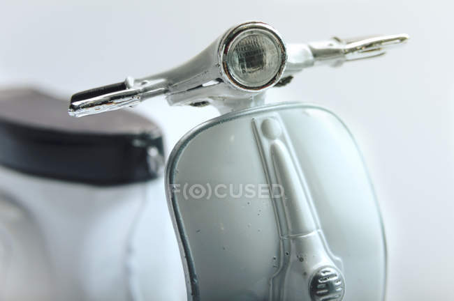 Imagen recortada de scooter blanco vintage - foto de stock