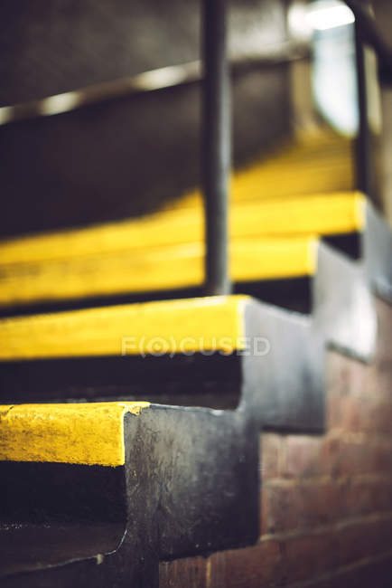 Escaleras amarillas en metro - foto de stock