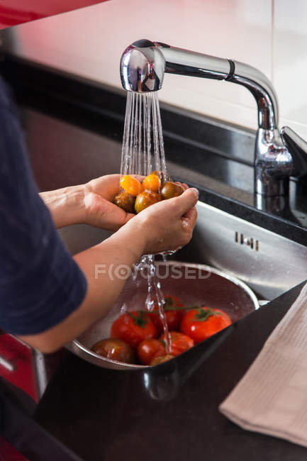 Кухарське миття свіжих помідорів — стокове фото
