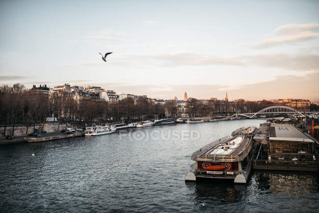 Bella vista sul fiume Senna e paesaggio urbano. All'aperto orizzontale girato. — Foto stock