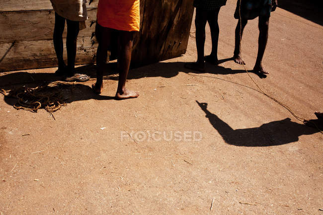 Barfüßige Kinder stehen auf der Straße nahe der Hausecke. — Stockfoto