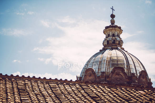 Зовнішній вигляд купола на церковному даху над блакитним небом — стокове фото