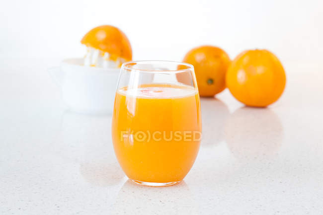 Glass of fresh squeezed orange juice — Stock Photo