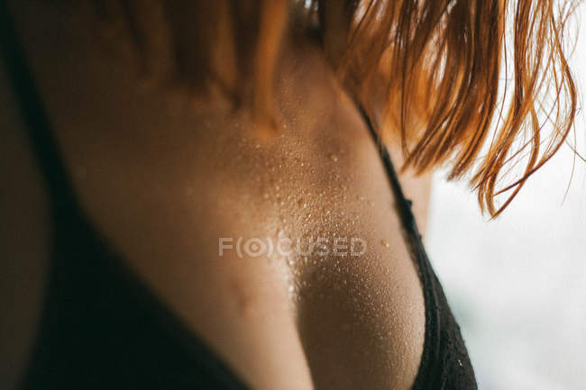 Midsection de menina ruiva em sutiã preto — Fotografia de Stock