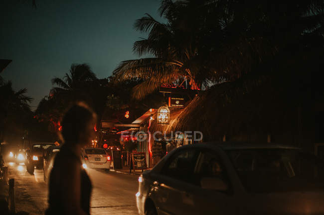 Мексика - Mart 9, 2017: Вулиця сцени трафіку і пішохідних поряд барів у тропічному місті в нічний час. — стокове фото