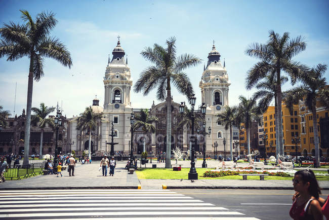 LIMA, PERÚ - 26 DE DICIEMBRE DE 2016: Plaza Mayor y Catedral de Lima, Perú . - foto de stock