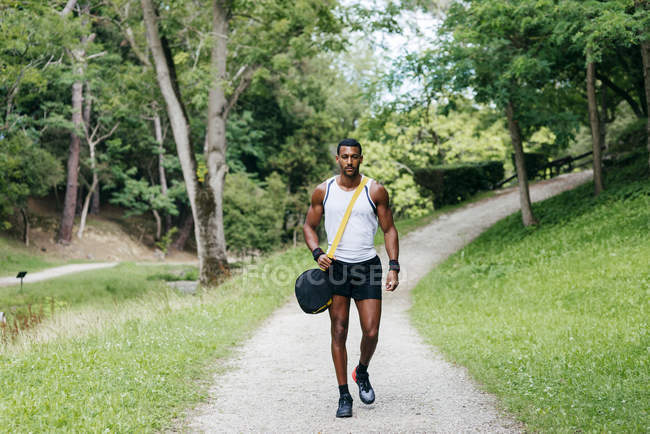 Мускулистый человек, гуляющий в парке — стоковое фото