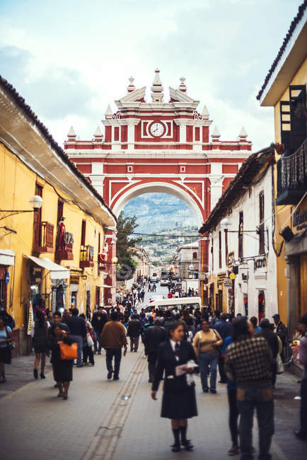 AYACUCHO, PERU - DEZEMBRO 30, 2016: Multidão de pessoas andando na rua com fachadas ornamentadas — Fotografia de Stock