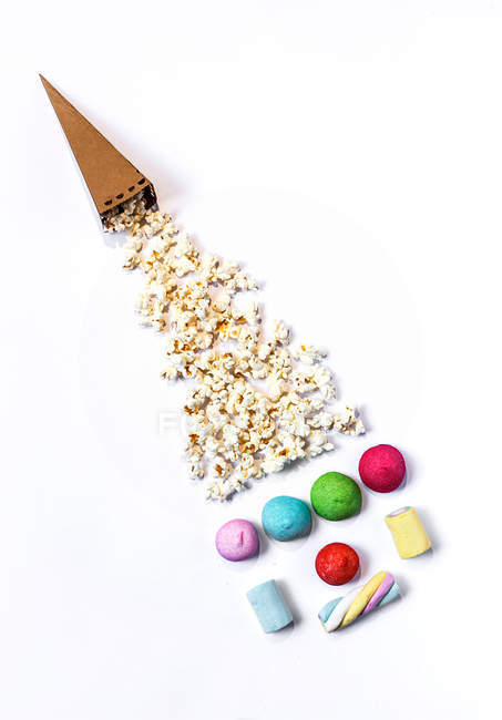 Bonbons avec chemin de maïs soufflé au cône de papier — Photo de stock