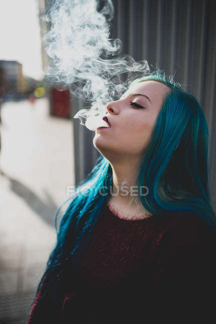 Chica joven fumando . - foto de stock