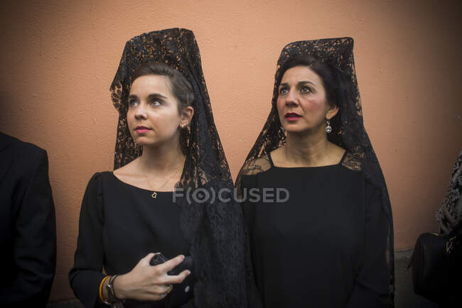JEREZ DE LA FRONTERA, ANDALUSIA, España, 02 de abril de 2015: Mujer vestida con Mantilla, vestimenta típica de Andalucía (España) para el jueves y Viernes Santo, en señal de luto. - foto de stock