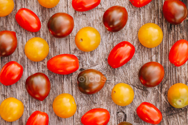 Varios tomates cereza - foto de stock