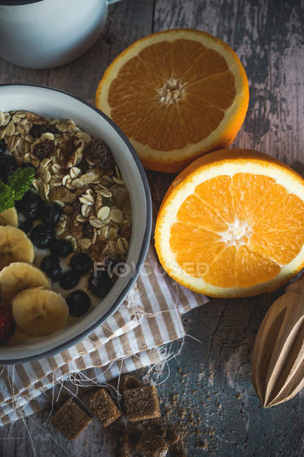 Гладка миска з фруктами — стокове фото