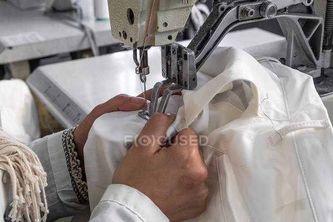 Crop worker sewing on machinery at plant — Stock Photo
