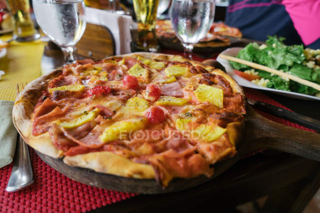 Jamón y pizza de piña - foto de stock