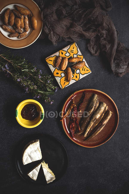 Различные закуски на столе — стоковое фото
