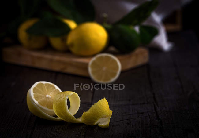 Очищений лимон з цитрусовими — стокове фото