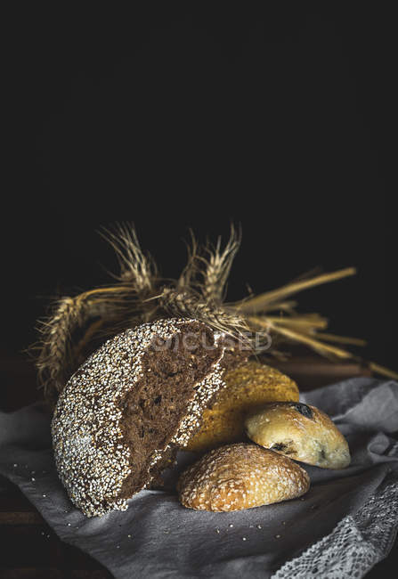 Rústico pão loafs em guardanapo — Fotografia de Stock