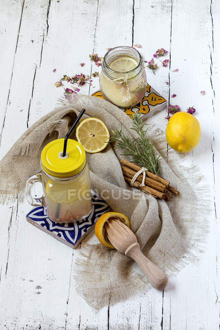 Лимонад в банці з соломою — стокове фото