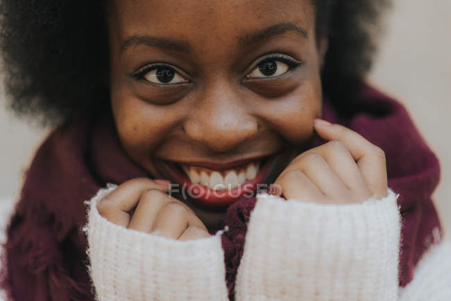 Close up retrato de mulher sorridente olhando para a câmera . — Fotografia de Stock