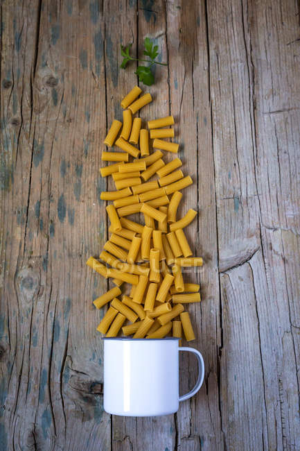 Розкидані макарони з чашкою — стокове фото