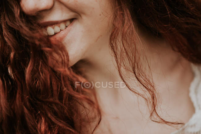 Crop ragazza sorridente con i capelli rossi — Foto stock