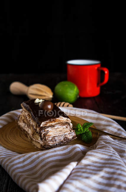 Chocolate cake on clay plate — Stock Photo