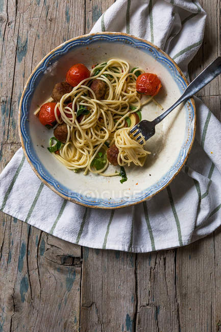 Ansicht der Gabel mit gewickelten Nudeln auf Teller mit gewöhnlichen itlaischen Spaghetti — Stockfoto