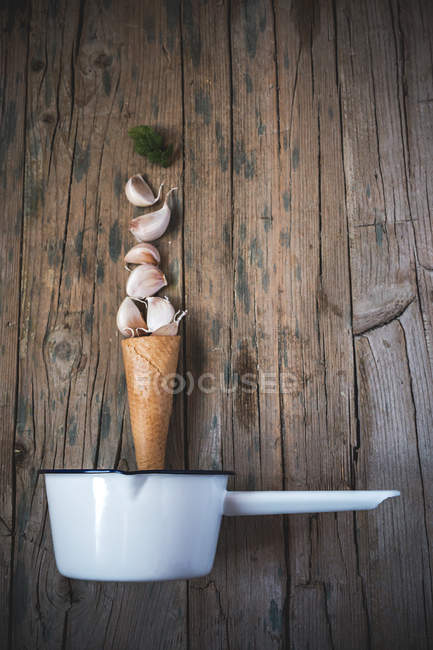 Disposizione di aglio, waffle cone e misurino — Foto stock