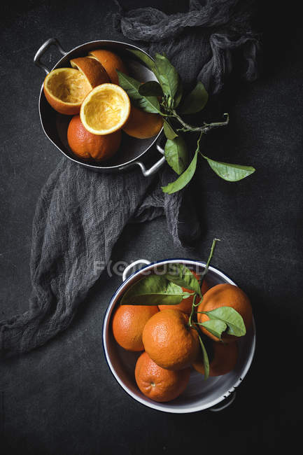 Mandarino sul tavolo con tovagliolo — Foto stock
