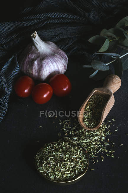 Orégano seco na mesa de madeira — Fotografia de Stock